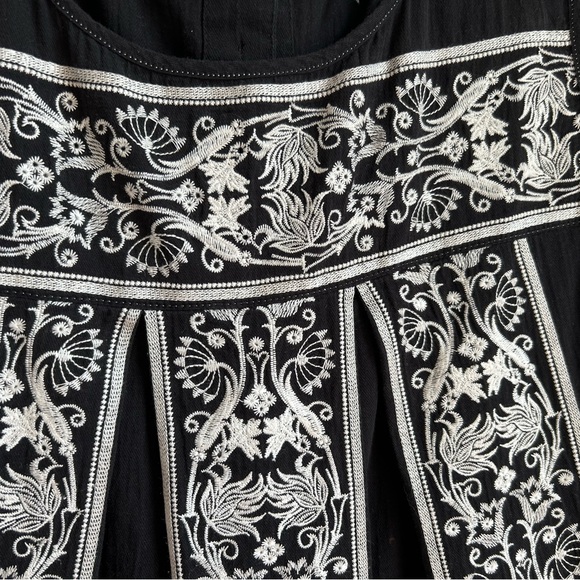 HD in Paris Anthropology Embroidery Black Swing Top XL L - Picture 2 of 4